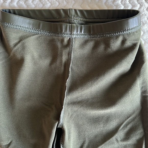 Stretch soft leggings faux leather military green with little use - Picture 4 of 4